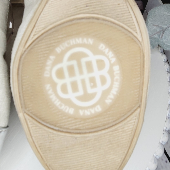 Dana Buchman DB Darby Silver Tan/Cream Fabric Silver Capped Toe Shoe Size 8.5M - Picture 7 of 11